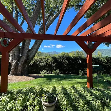 Brookside Mountain Mist Inn